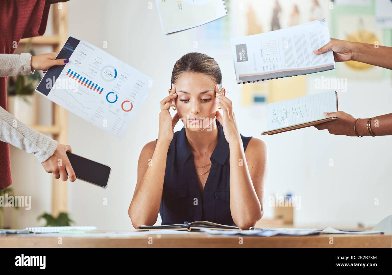 スケジュールに悩む女性